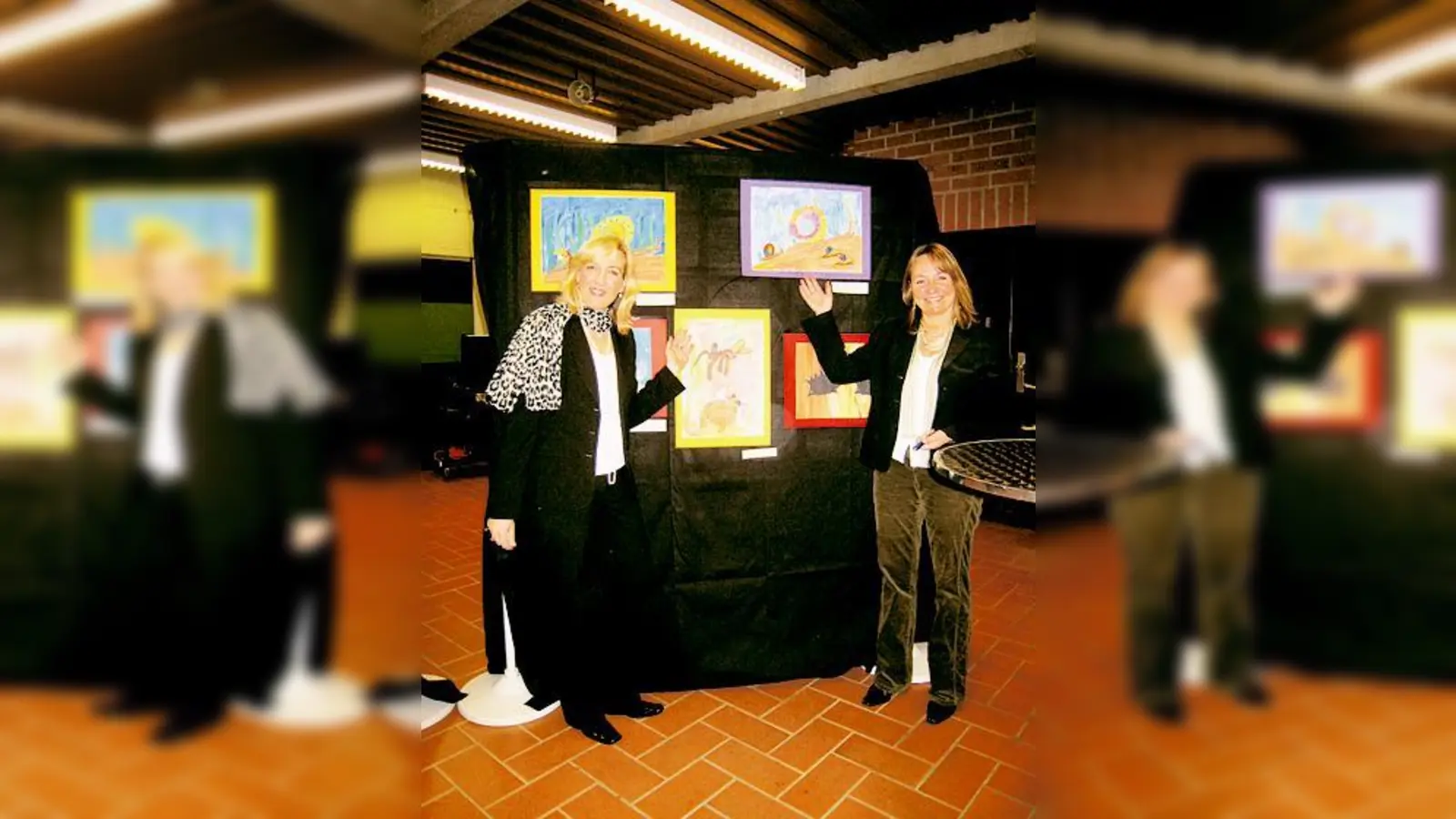 Rektorin Michaela Bormann und Lehrerin Rosa Huber präsentierten Kunstwerke der Schüler.  (Foto: Privat)