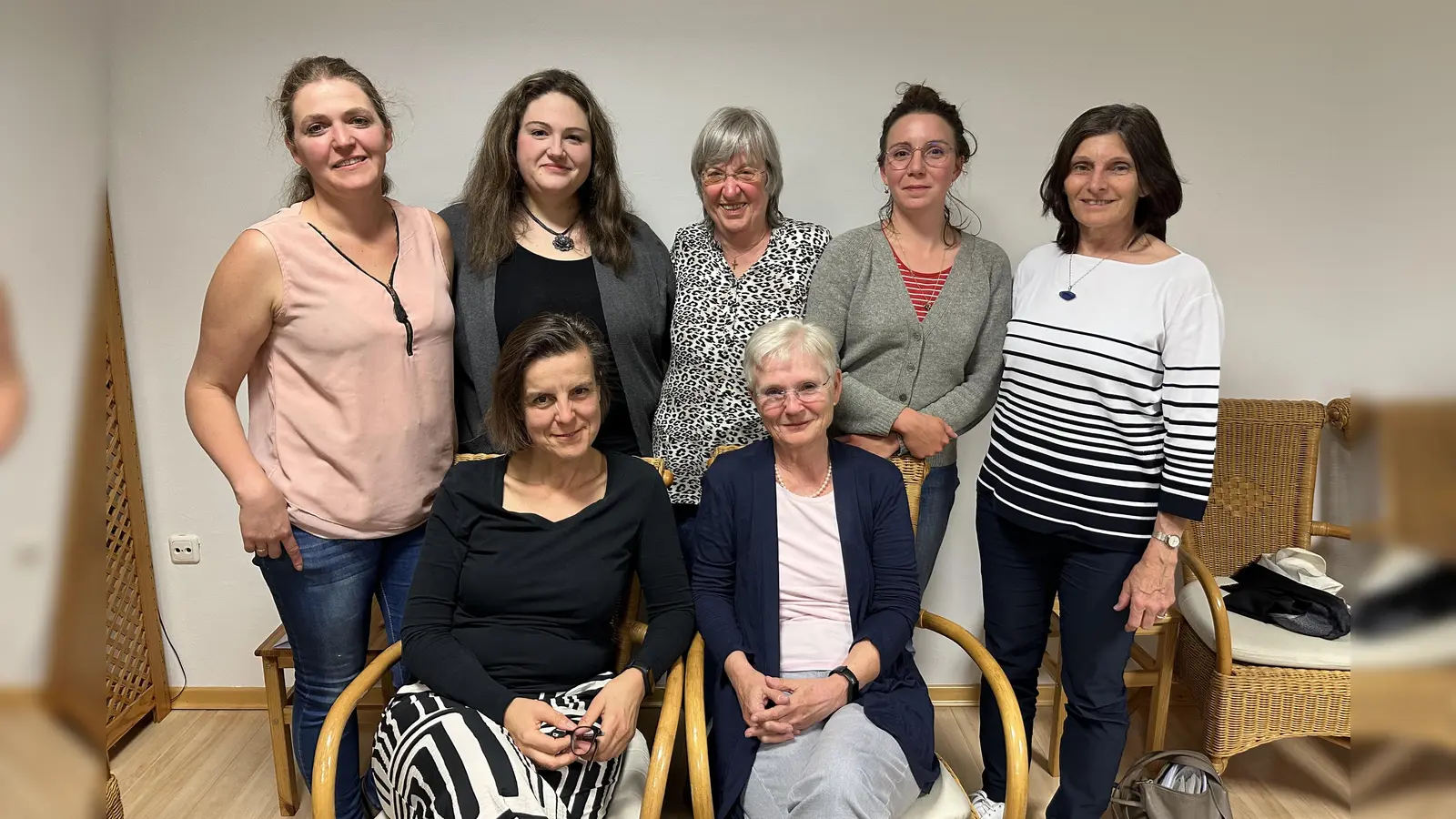Starkes Team (oben von links): Jennifer Schönleben, Doris Geißler, Margret Schaber, Jeanne Macaigne, Isolde Kirchner-Weiß und (unten von links) Swantje Schmidt, sowie Elvira Adler bilden den neuen Vorstand im Frau MütZe. (Foto: Brigitte Breidenbach)