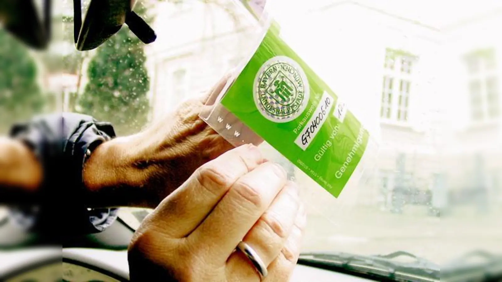 Foto: Mit dem ADAC-Cardpicker wird der Parkausweis an der Windschutzscheibe sicher angebracht.