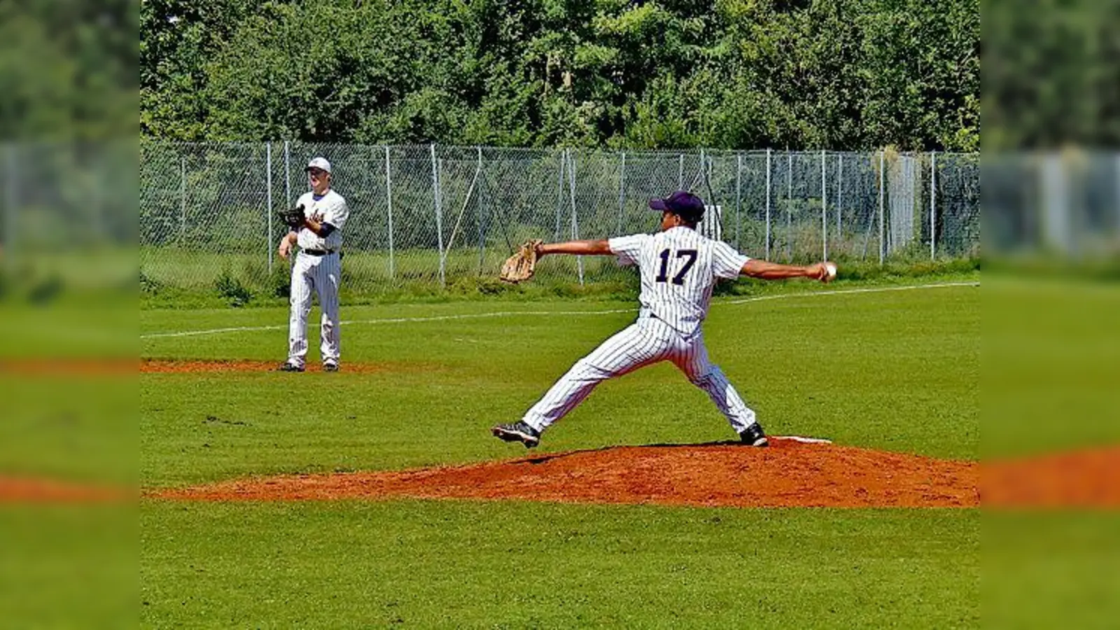 Franklin Costanos wirft den Ball im ersten Spiel gegen Ulm. Im Hintergrund Steve Walker.           (Foto: VA)