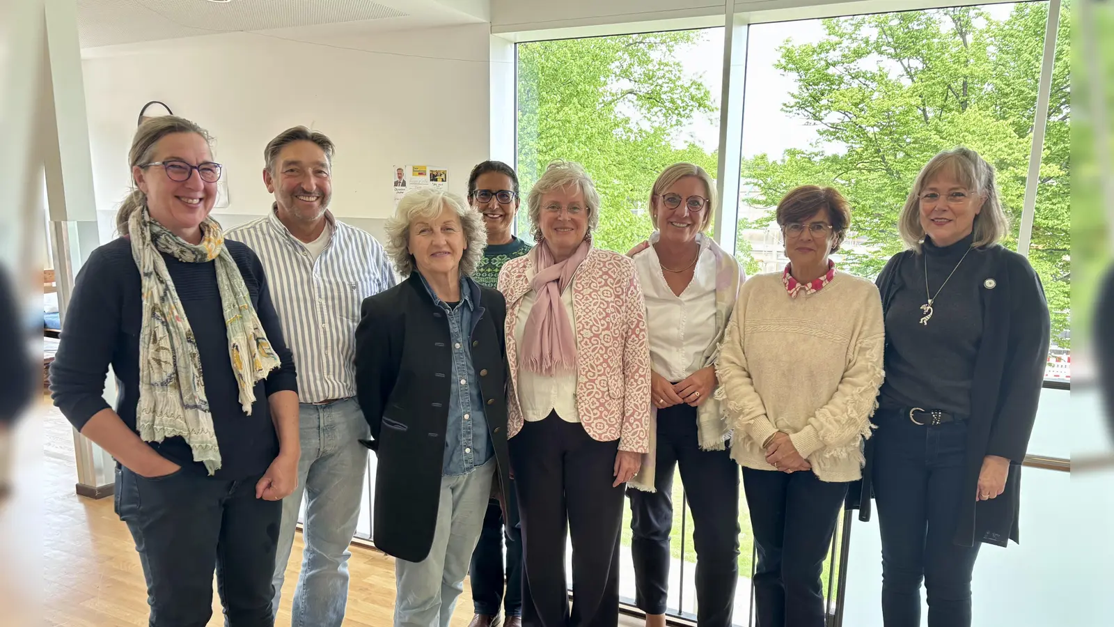 Die Gründungsmiglieder des Vereins LeseEule e.V. (v.l.): Ute Sturm, Peter Lutz, Lore von Vever, Andrea Menescal Heath, Carmen Fröhler, Nikola Kurpas, Susanne Trenkle und Anita Bock. (Foto: Ulrike Seiffert)