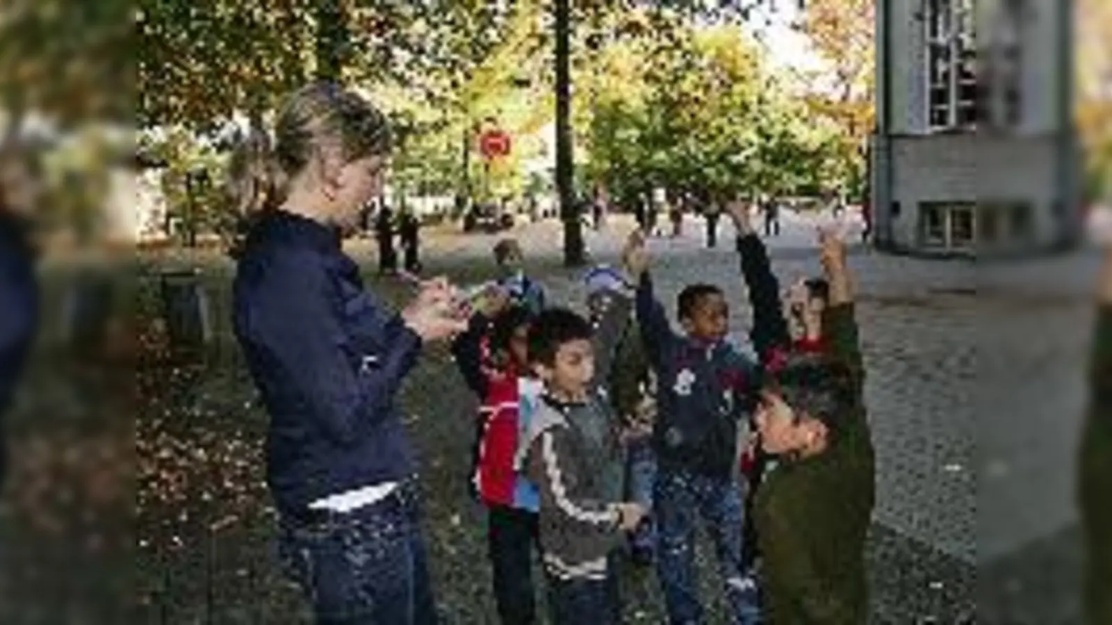 Gelebte Integration auf dem Pausenhof: Anja Dietrich, Leiterin der Deutschlerngruppe an der Grundschule an der Führichstraße, notiert Erstklässler für den Pausendienst. 	 (Foto: sm)