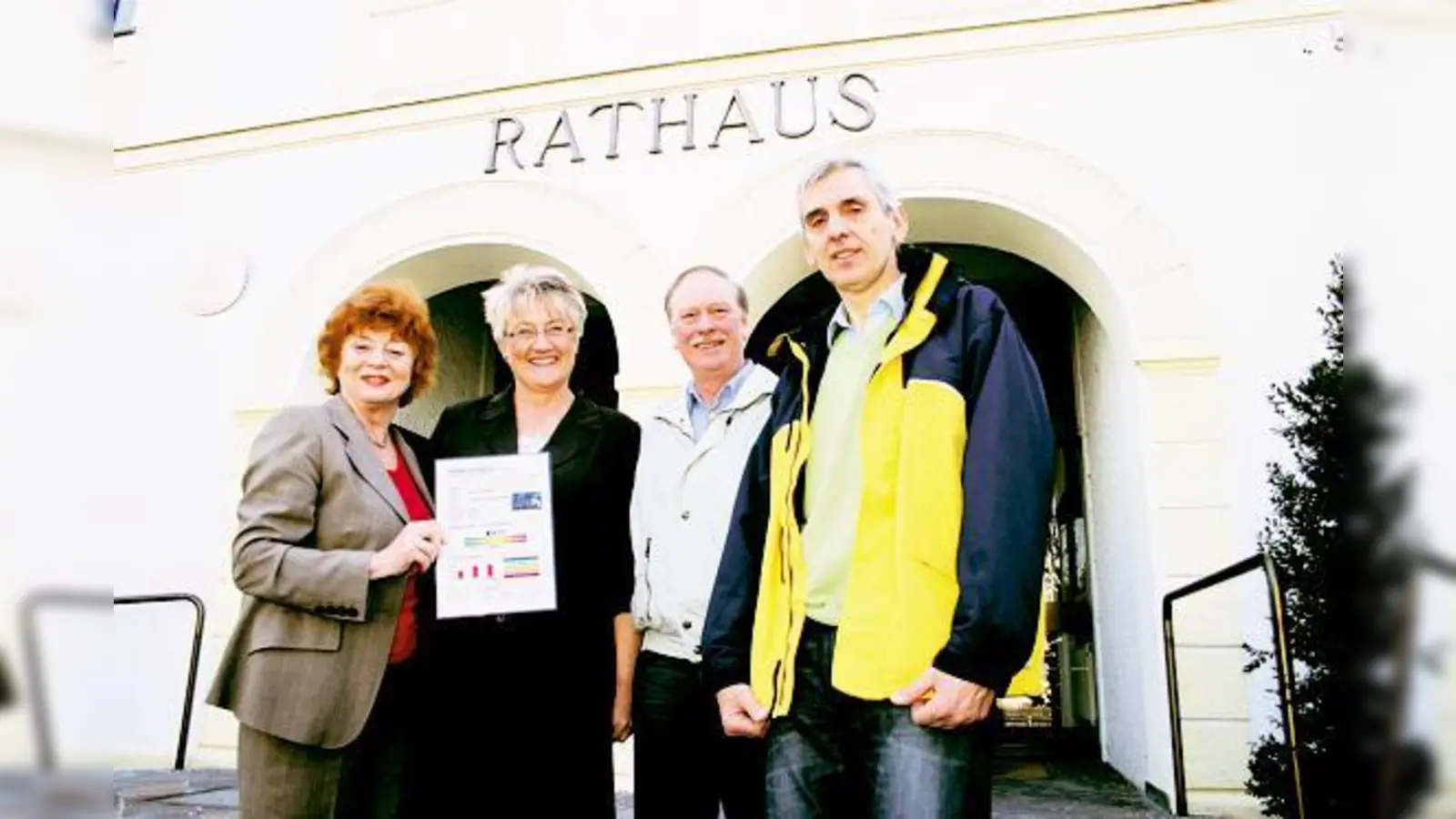 Elisabeth Ziegler, Michaela Wiencke (Gemeinde), Diplom-Biologe Werner Becker und Tibor Szigeti vor dem Vorreiter in Sachen »Energieausweis«, dem Oberschleißheimer Rathaus.	 (Foto: cr)