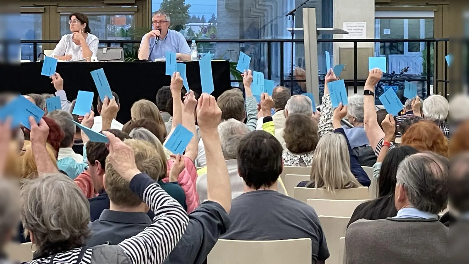 Wer ist dafür? Mit blauen Karten stimmten die Aubinger über die Bürgeranträge ab.  (Foto: pst)