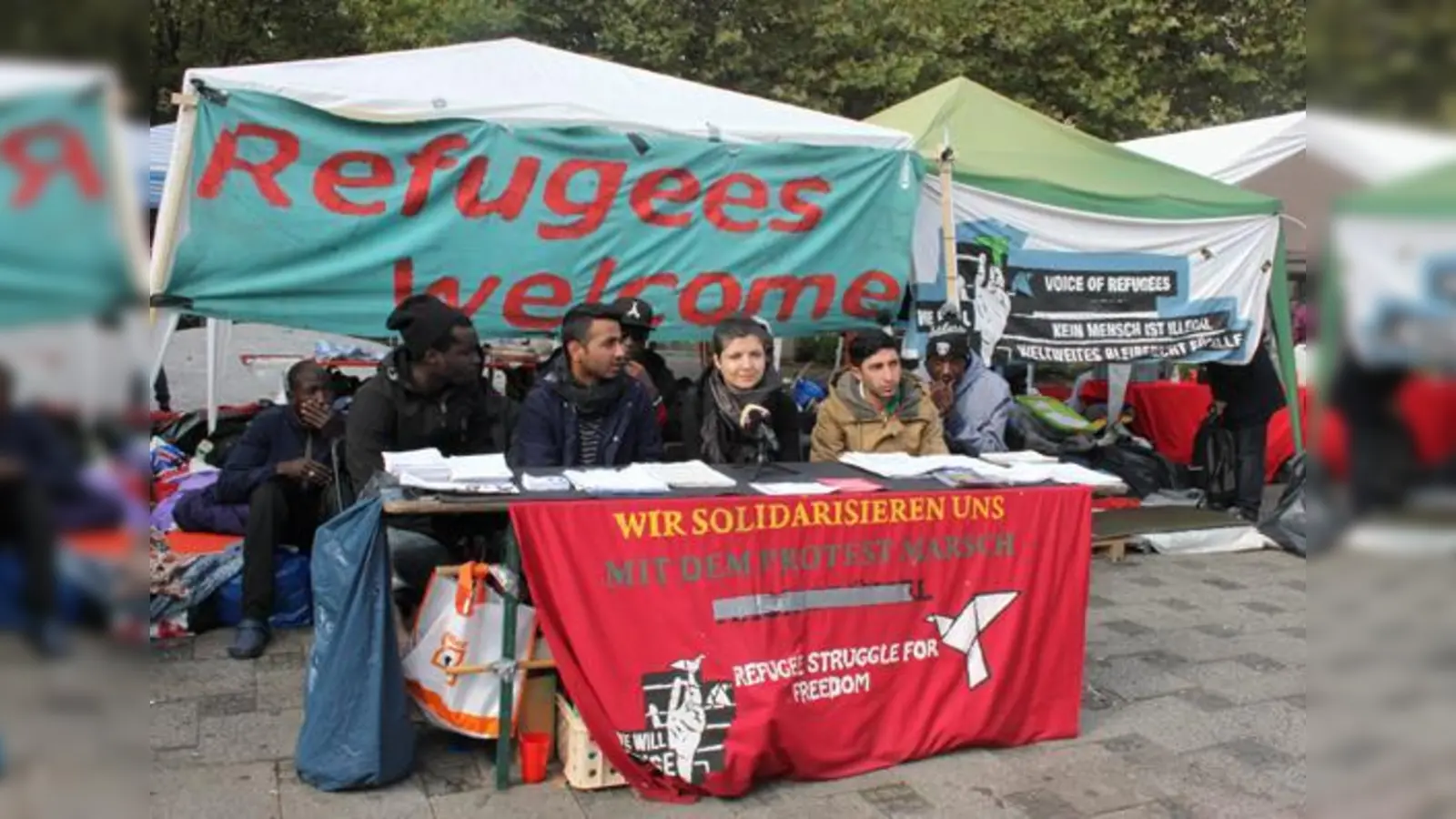 Mustafa, Adeel, Narges und Sherzad (v. li.) klagen an: Duldung ist menschenunwürdig.	 (Foto: cr)