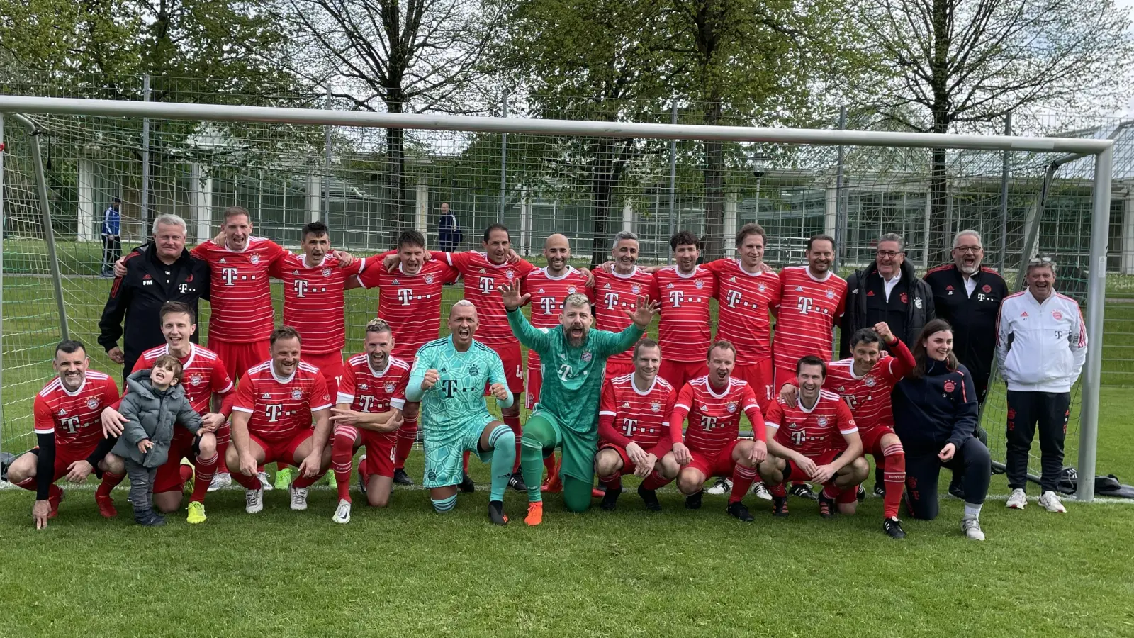 So sehen glückliche Sieger aus: die Bayerischen B-Senioren-Meister 2023 vom FC Bayern München. (Foto: BFV)