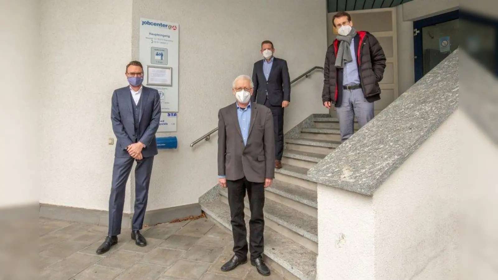 Oliver Wackenhut, der Vorsitzende der Geschäftsführung der Agentur für Arbeit Weilheim (2. von rechts) und Landrat Stefan Frey (ganz rechts) verabschieden Gerhart Schindler (2. von links) und begrüßen Dominik Blaß (links). (Foto: Agentur für Arbeit Weilheim)