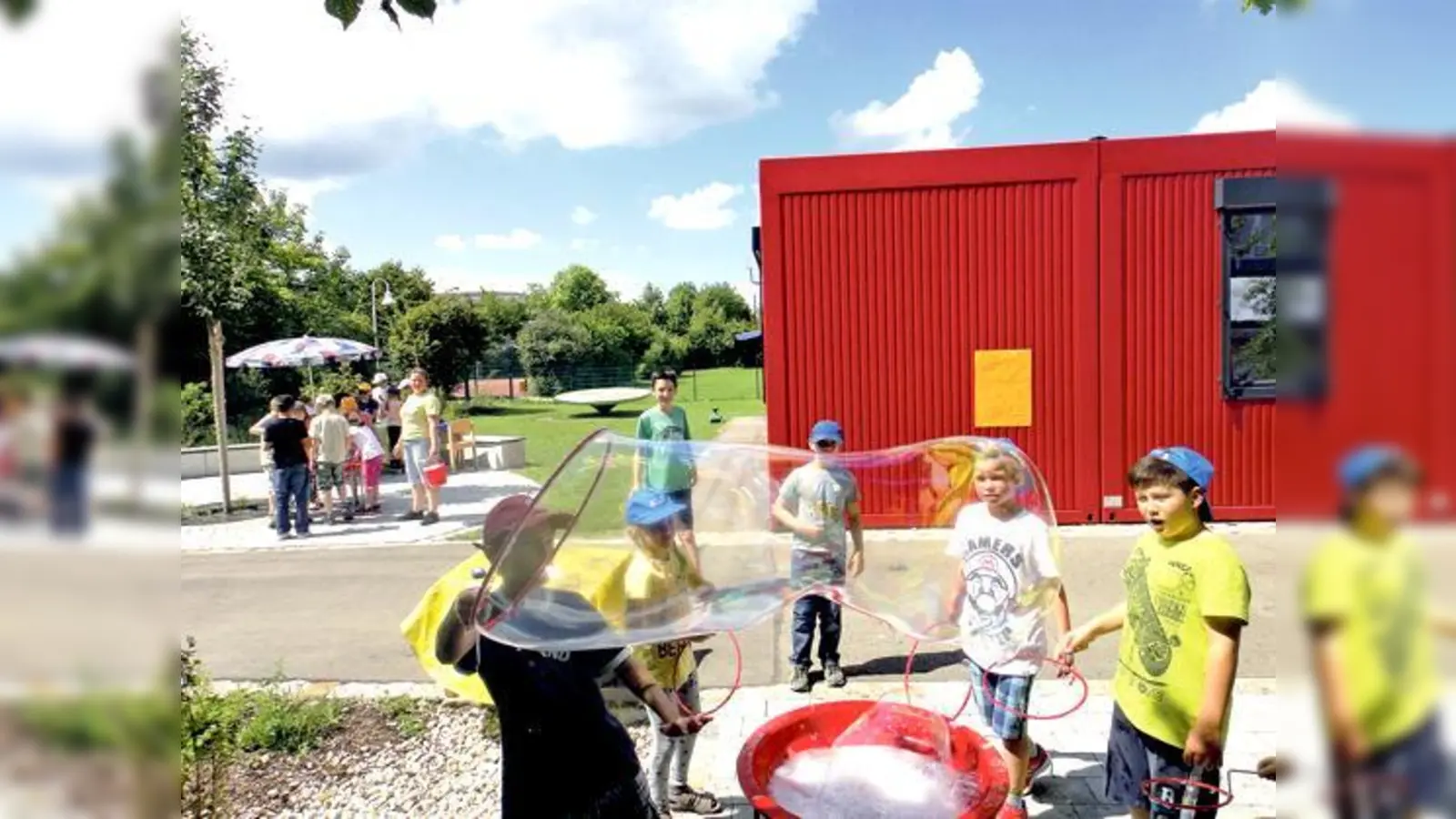Die Kinder des Horts waren begeistert von den großen, schillernden Seifenblasen.	 (Foto: Caritas Kinderhort)