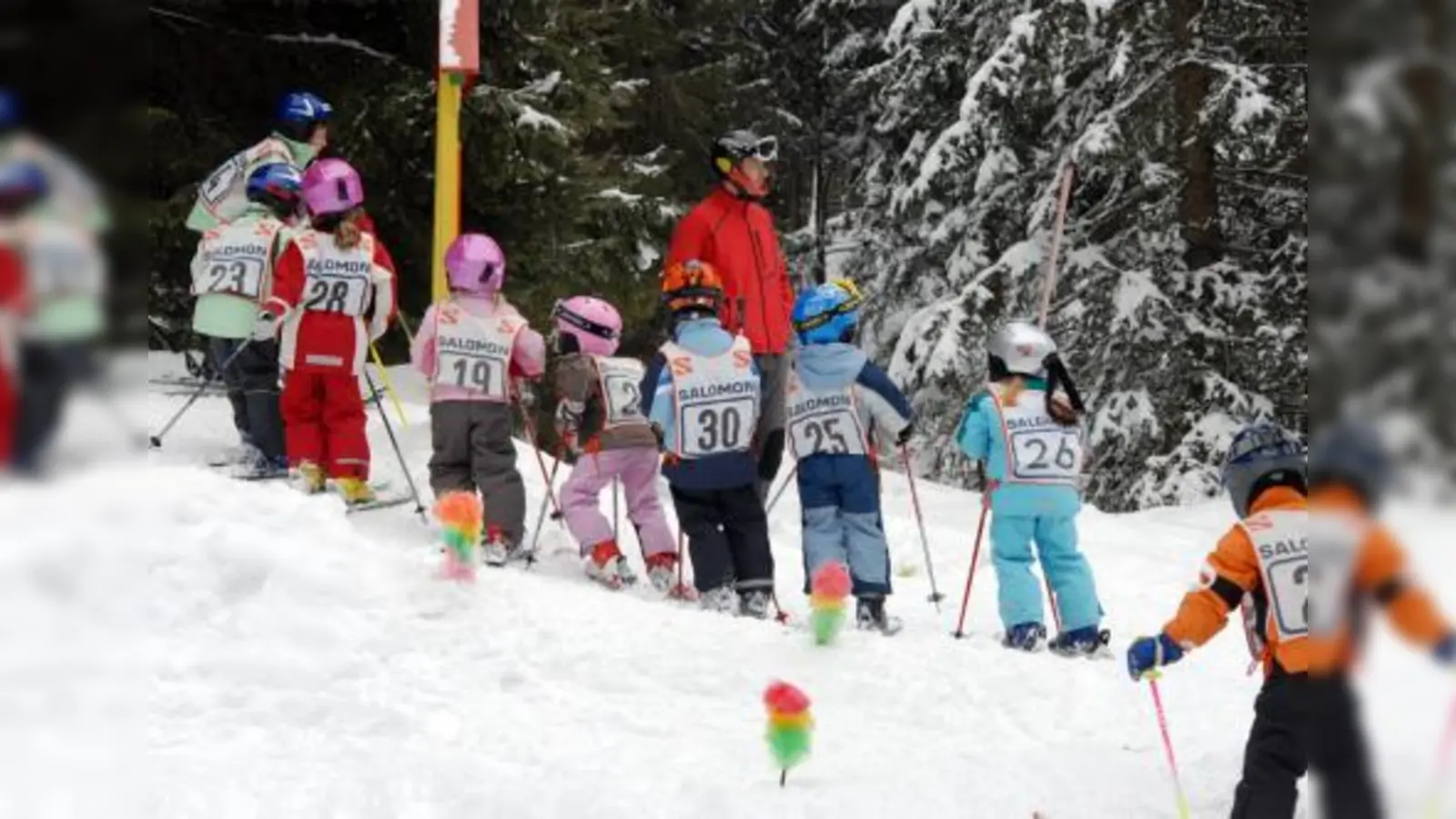 Gleich von Anfang an lernen die Skizwerge den richtigen Umgang mit den Skistöcken sowie einen gekonnten Stoppschwung – das gibt ihnen viel Sicherheit, nicht nur wie hier beim „Rennfahrer-Start“ zum Kursabschluss, sondern auch später auf allen Pisten. (Foto: pi)