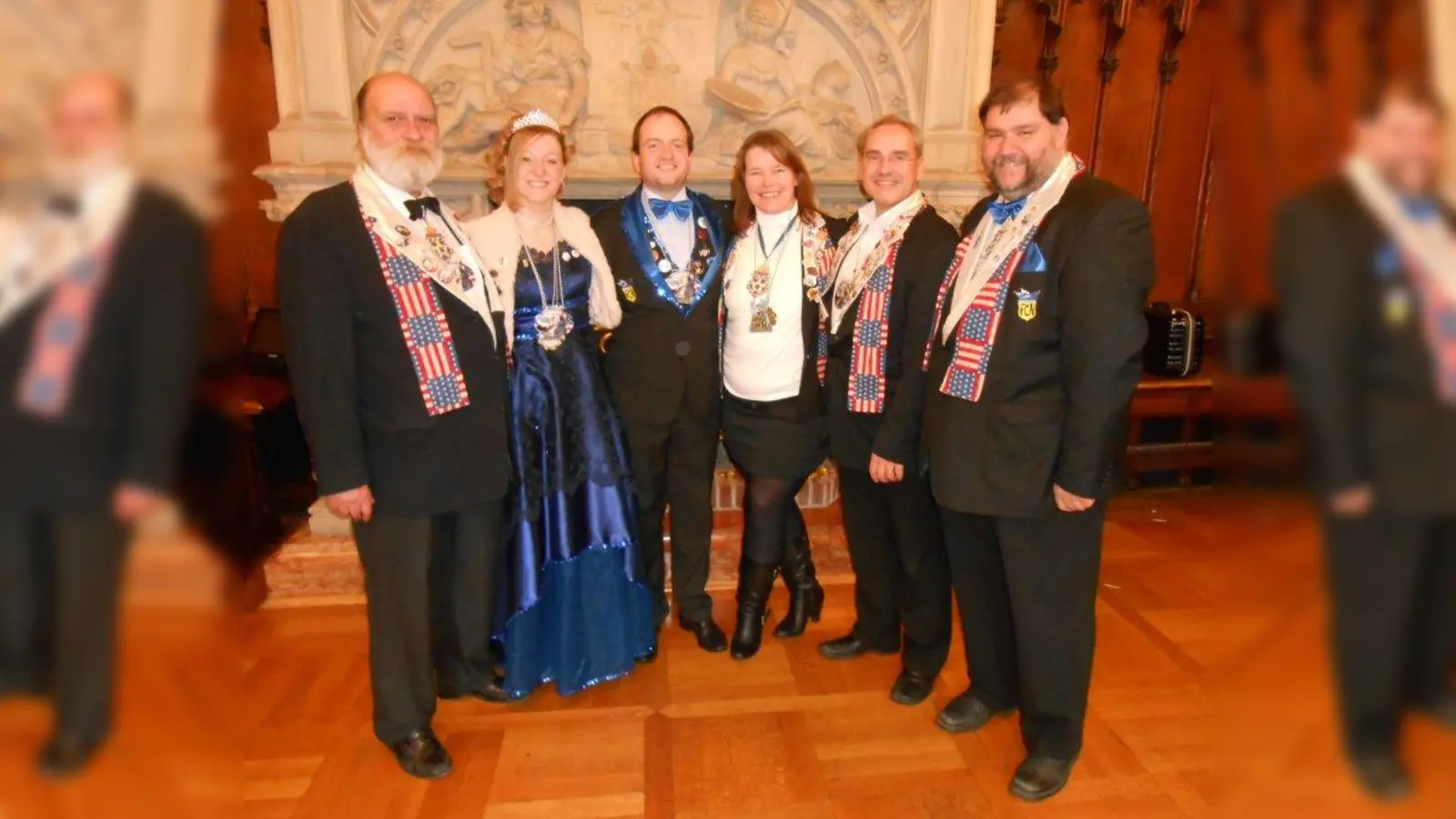 Das Prinzenpaar des Faschingsclub Neuhausen, Alexander I. (3.v.l.) und Nicole I. (2.v.l.), zusammen mit FCN-Präsident Charly Reiter (li.), Schriftführerin Sonja Gruber (3.v.r.), Vizepräsident Klaus Klötzer (2.v.r.) und FCN-Hofmarschall Andreas Bergtold beim diesjährigen Rathausempfang. (Foto: FCN)