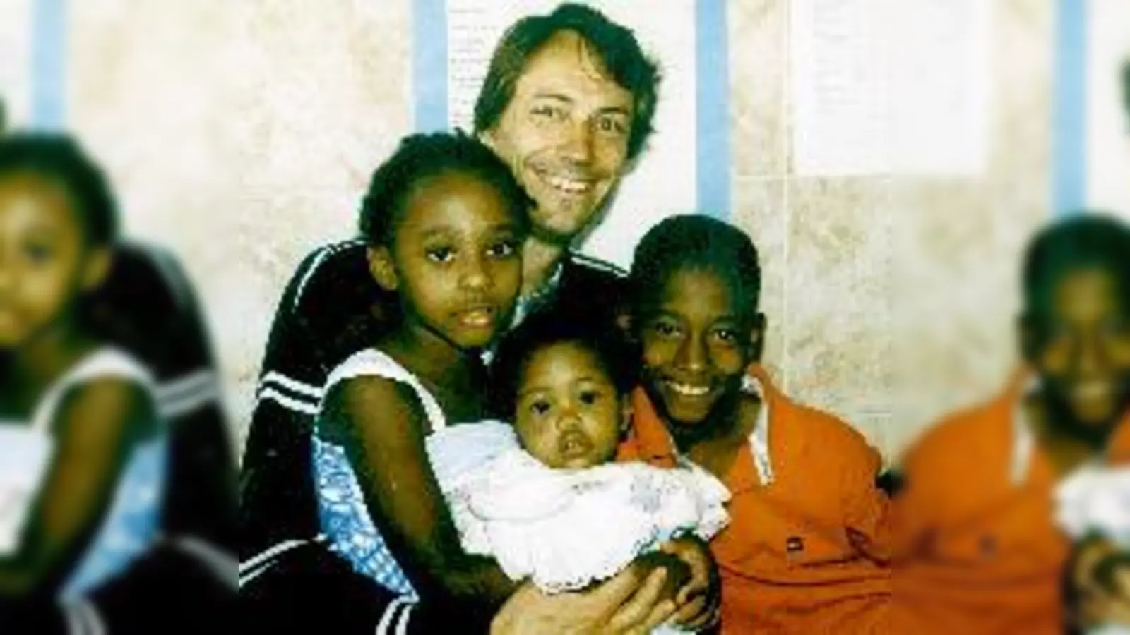 Andreas Sönnichsen im Kreis seiner Patienten. Viele von ihnen sind Kinder, die unter den hygienischen Bedingungen zu leiden haben.	 (Foto: Privat)