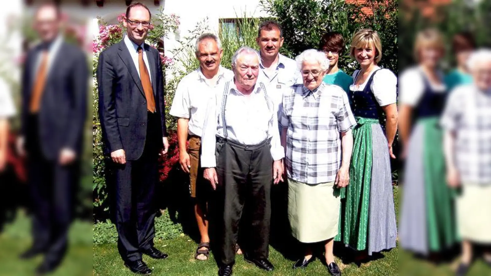 Simon Käser im Kreis der Gratulanten (v. l. ): Bernhard Seidenath, Sohn Georg Käser, Simon Käser senior, Sohn Simon Käser junior, Maria Käser, Enkel Johannes Käser und Claudia Kops.	 (Foto: VA)