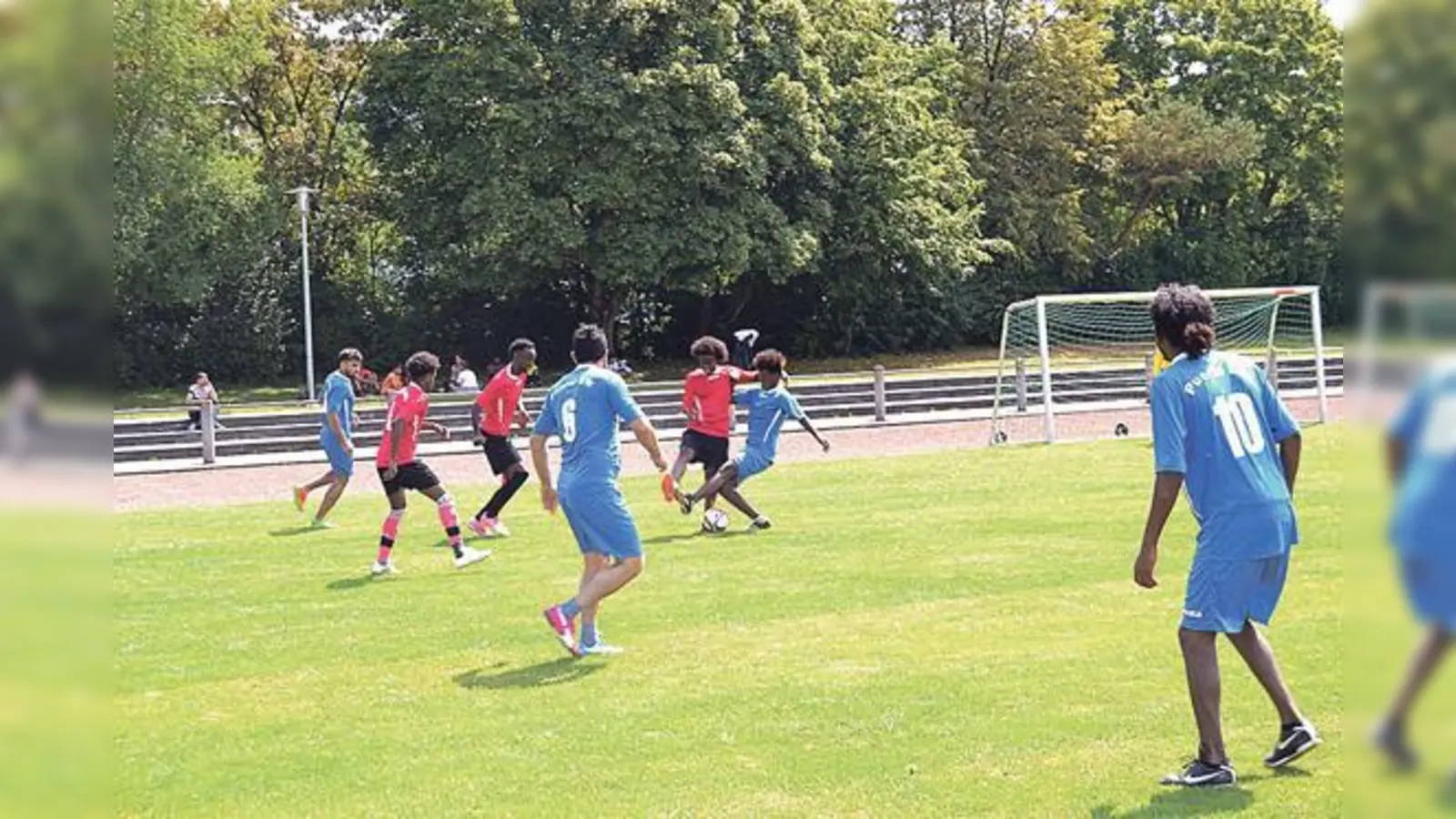 Trotz der Hitze waren die unbegleiteten minderjährigen und jungen erwachsenen Flüchtlinge auf dem Fußballplatz mit vollem Eifer dabei. Den Pokal nahm das Team »Sportfreunde Schiller« (rotes Trikot) mit nach Hause. 	 (Foto: Condrobs e.V.)