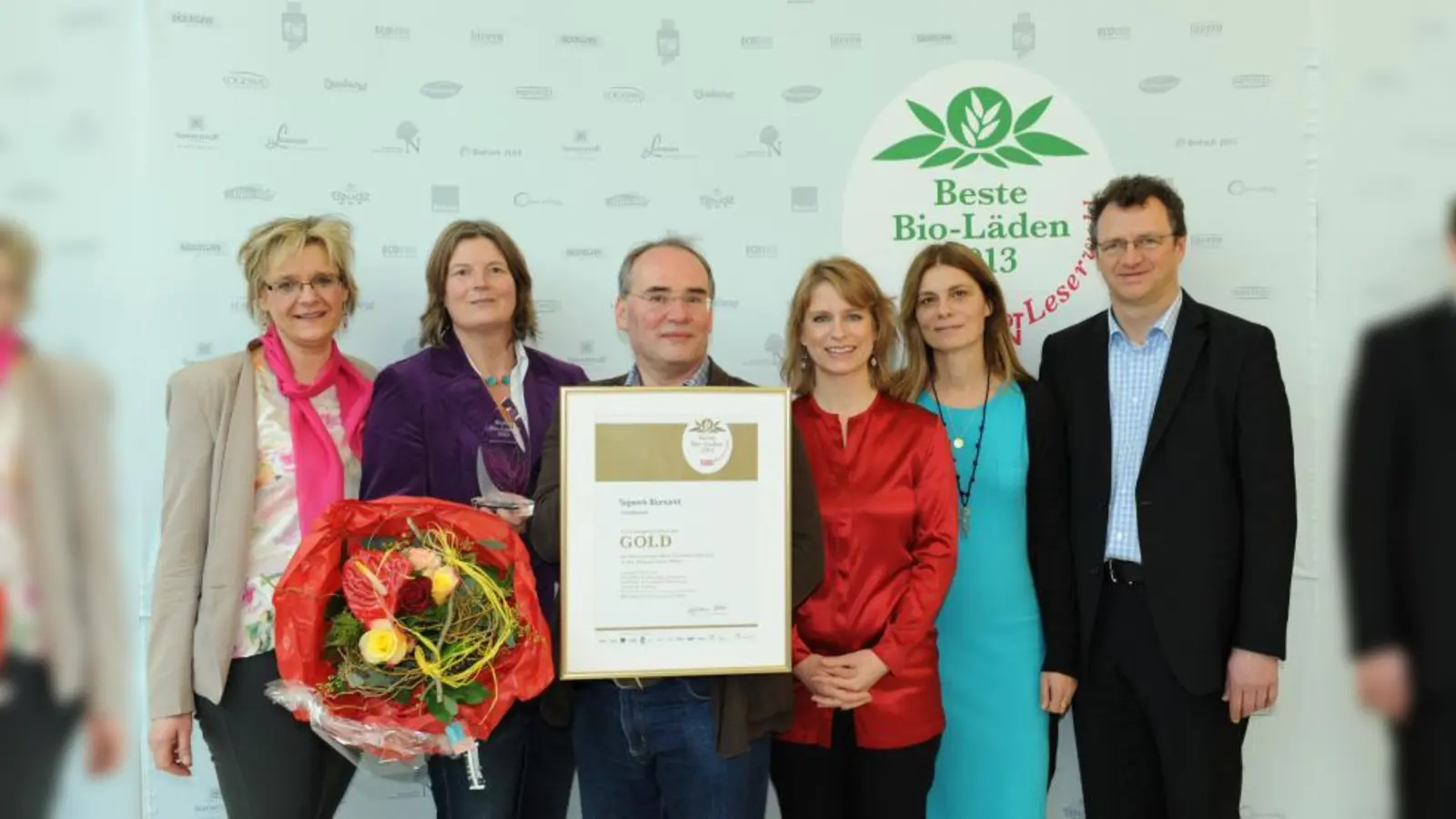 Martin Hobelsberger (mitte) und Christine Thurner (2.v.l.) nahmen auf der Bio-Fach in Nürnberg stolz die wohlverdiente Urkunde entgegen. (Foto: pi)