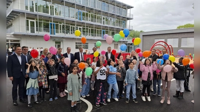 Die Schulkinder feierten ihre moderne Schule und ließen Luftballons steigen. (Foto: jj)