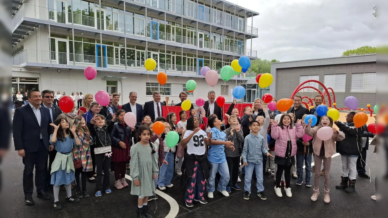 Die Schulkinder feierten ihre moderne Schule und ließen Luftballons steigen. (Foto: jj)