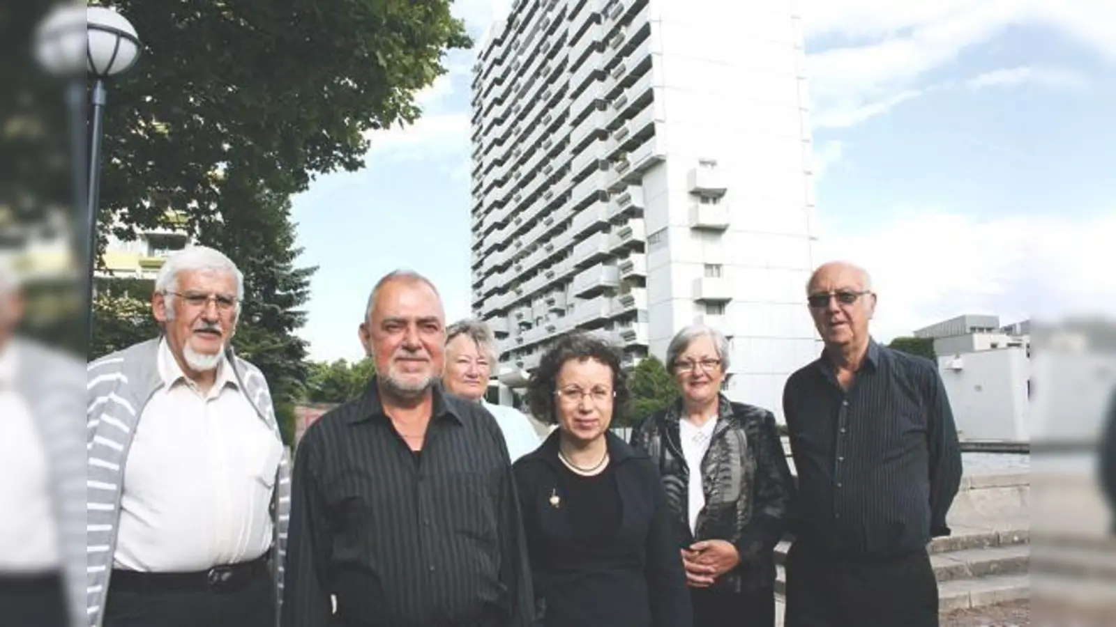 Nach 30 oder sogar 40 Jahren fühlen sich Wolfgang Linden (2. von links) und seine Nachbarn als »Pressestädtler«.	 (Foto: ws)