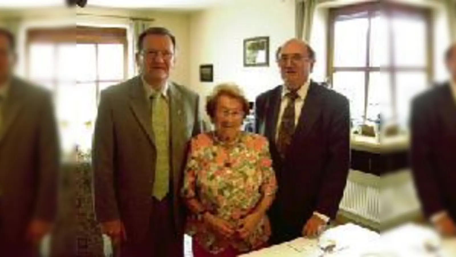 Freuten sich mit Katharina Westermaier (Mitte): Bürgermeister Franz Laumbacher (rechts) und Pfarrbeauftragter, Diakon Marek Lange.  (Foto: Pfortner)