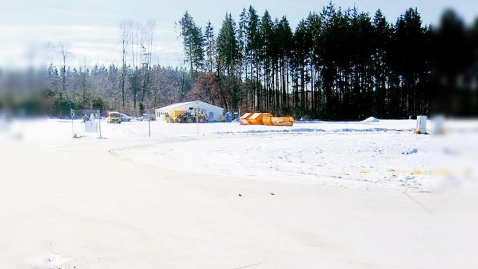 Auf diesem Gelände neben der Autobahn könnte der neue Pendlerparkplatz entstehen.   (Foto: A. Pietsch)