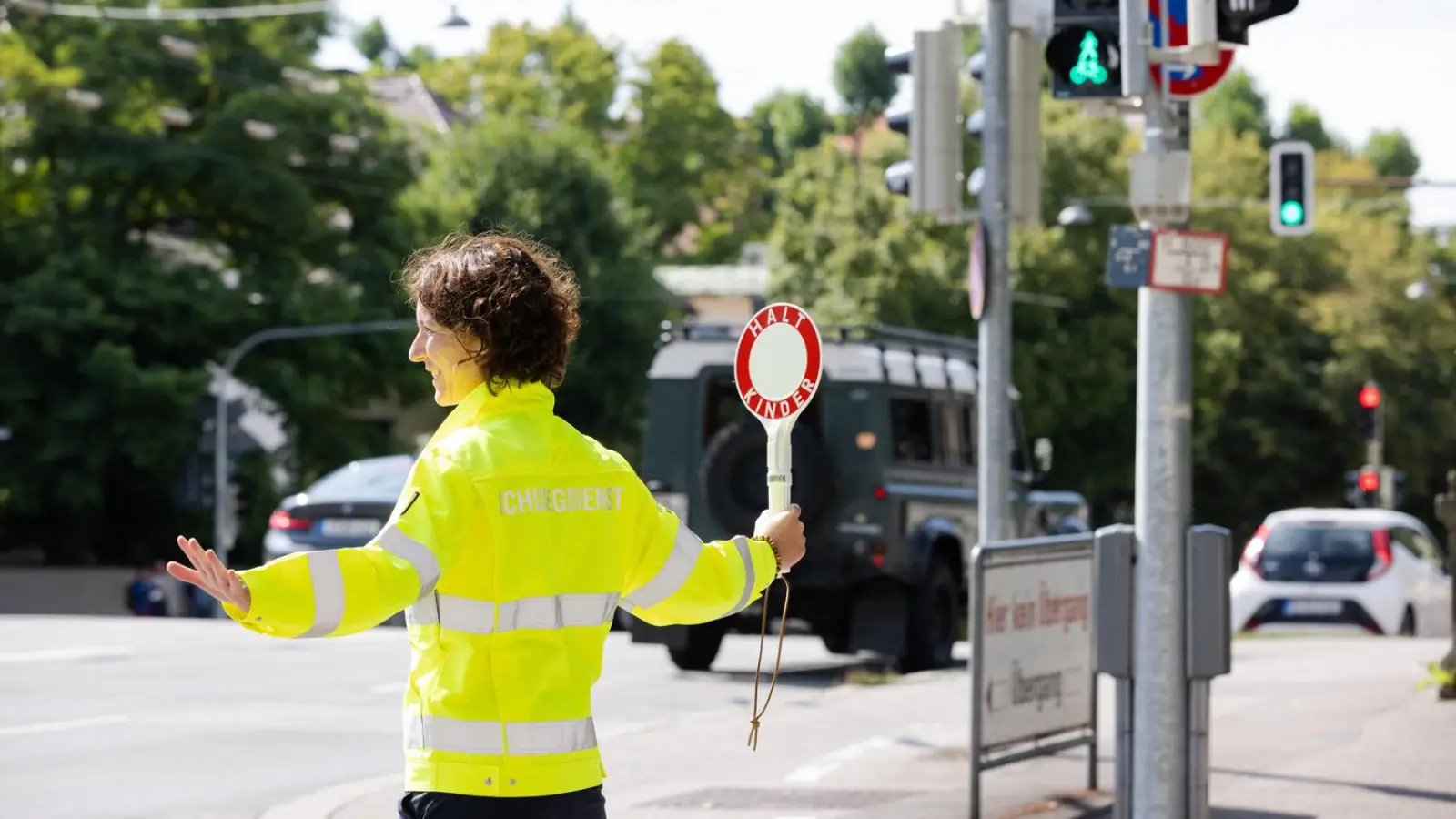 Ein lohnendes Ehrenamt: Schulweghelfer sorgen für Sicherheit und sind viel an der frischen Luft. Die Stadt sucht noch mehr dieser „Helden des Alltags”.  (Foto: LHM/MOR, Eckhardt)