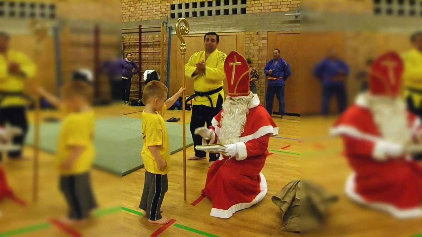 Der Nikolaus ist offenbar ein Freund der Kleinen bei den Sportfreunden Harteck. 	 (Foto: VA)