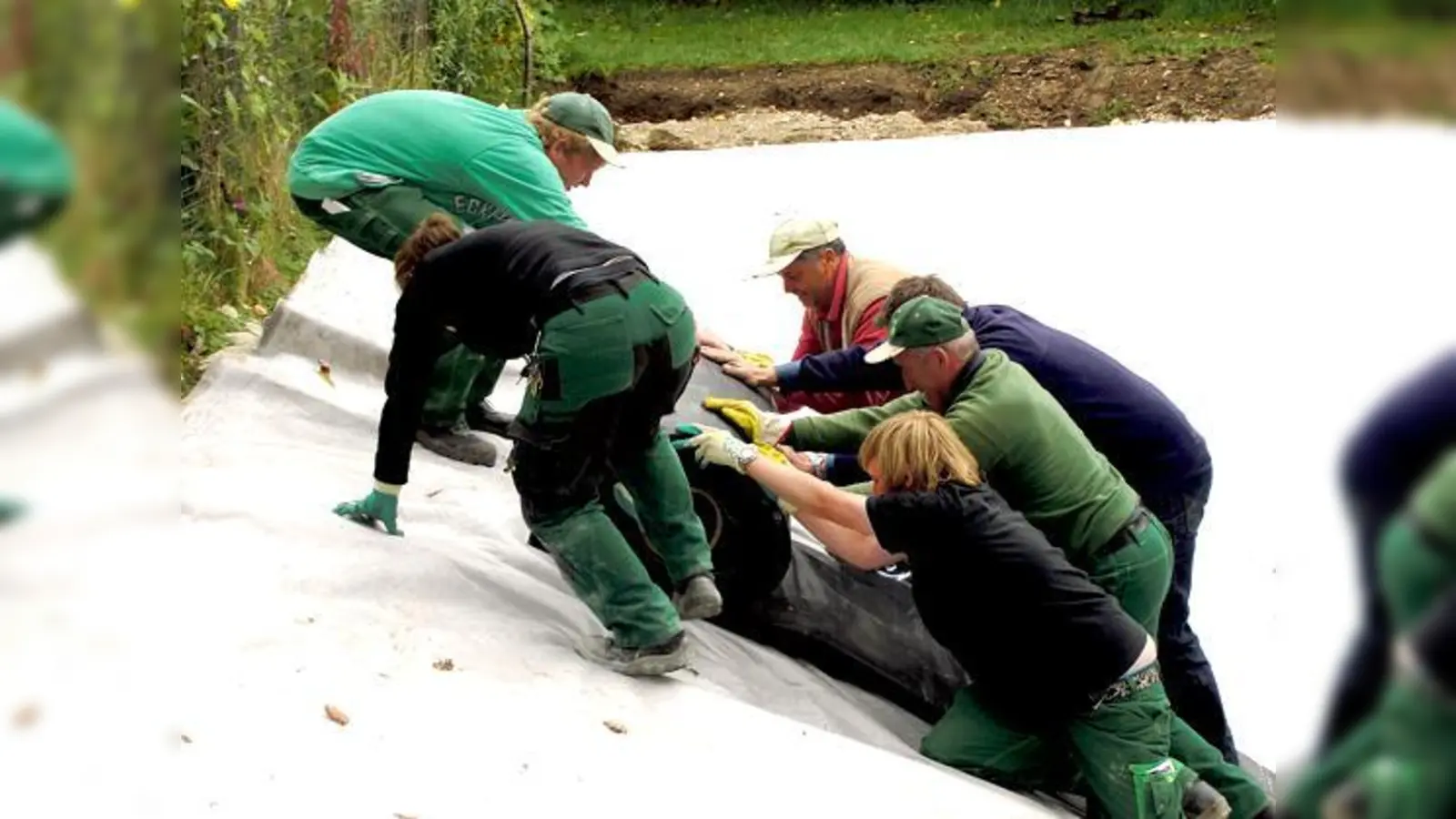 Das war richtig harte Teamarbeit, die 15 mal 17 Meter große, zentnerschwere Teichfolie zu verlegen. 	 (Foto: cs)