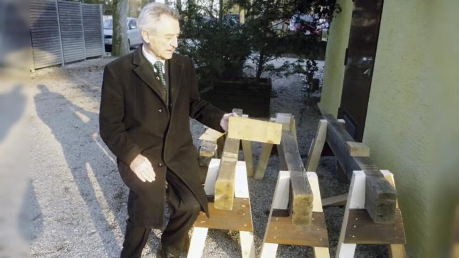 Der Vorsitzende des Maibaumvereins Menterschwaige, Stadtrat Reinhold Babor, hofft, dass sich die Maibaumdiebe baldmöglichst melden.	 (Foto: VA)