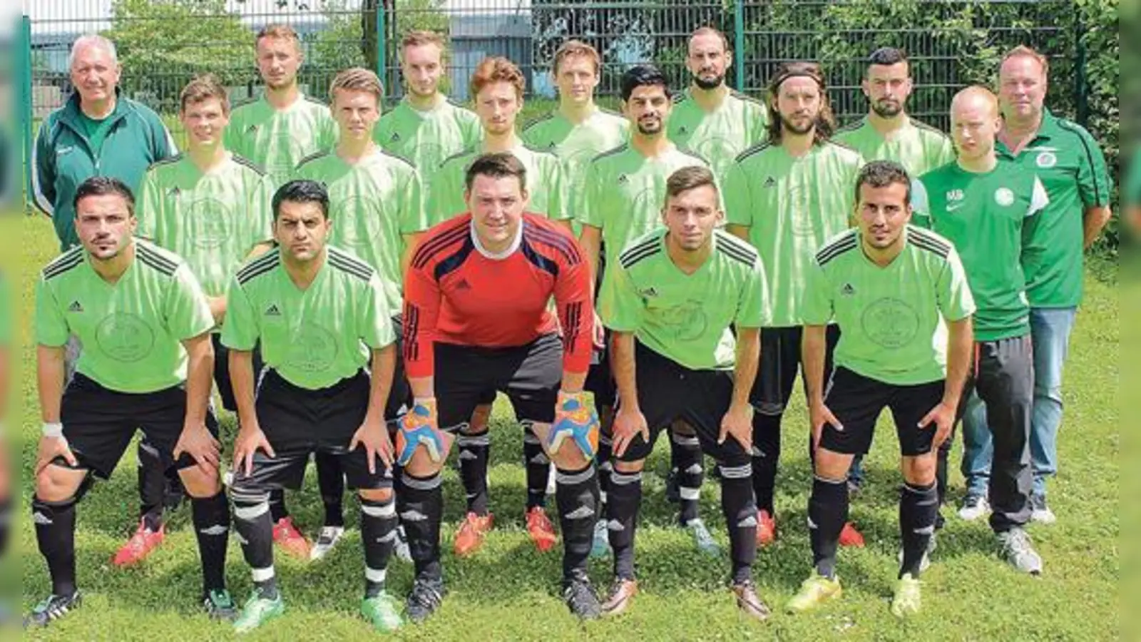 Abschied mit großem Triumph in Vereinsgeschichte: Trainer Richard Daser (hinten links) gelang mit seinem Herrenteam I in dieser Saison der Aufstieg in die Kreisliga.	 (Foto: FC Fasanerie Nord)