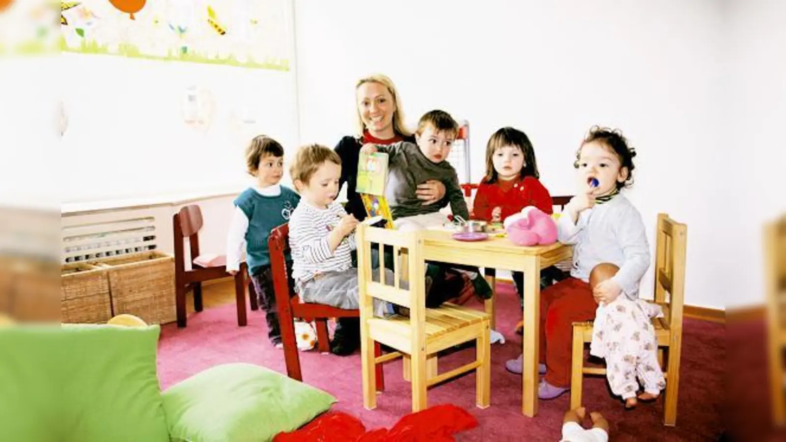 Isabel Fischer spricht mit den Kindern deutsch und spanisch. Von links nach rechts: Leyla, Jan, Vincent, Katharina und Nelly.	 (Foto: js)