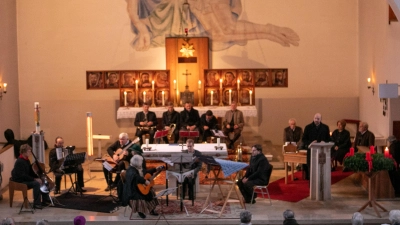Stimmungsvoll geht es beim Adventssingen in die Vorweihnachtszeit. (Foto: Dirk Hagena)