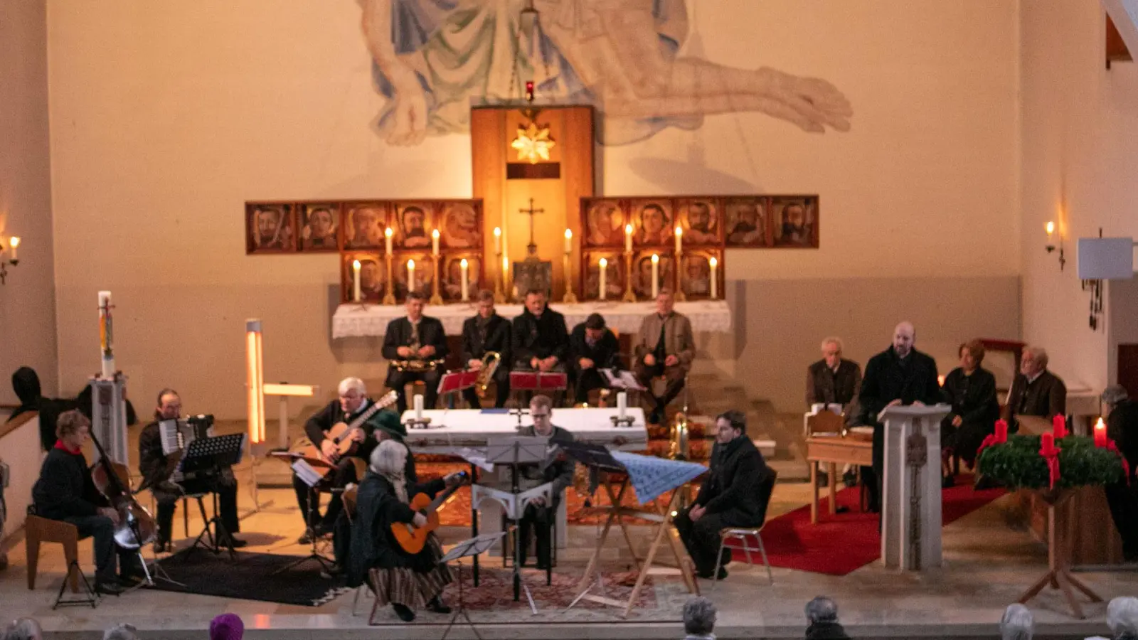 Stimmungsvoll geht es beim Adventssingen in die Vorweihnachtszeit. (Foto: Dirk Hagena)