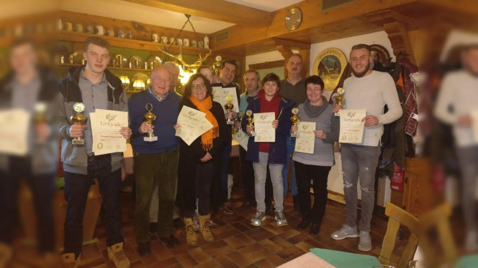 Johannes Gschwandtner, Dieter Seemüller, 1. Sportleiter Dr. Norbert Knipfer, 1. Schützenmeisterin Michaela Meißner, Leonie Wolf, „Stopsler“, Lothar Prommersberger, Leon Kölbl, 2. Sportleiter Josef Küller, „Cecina Verein“, „FC Schieß daneben“ (von links). (Foto: SG "Hubertus Geisenbrunn")