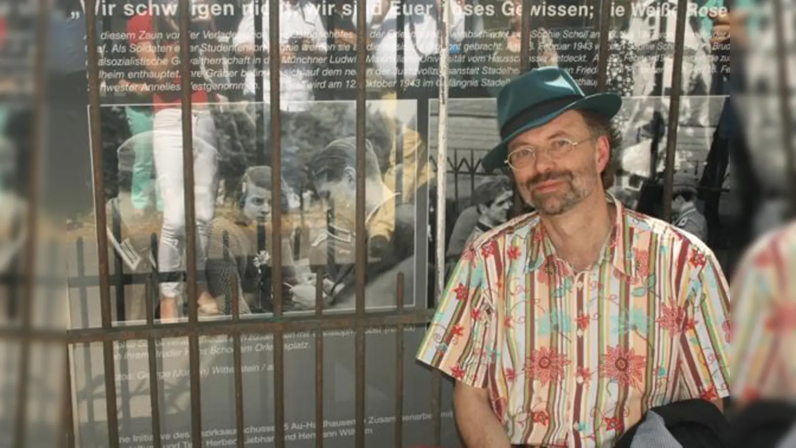 Werner Thiel vor der Erinnerungstafel an dem historisch bedeutsamen Zaun im Jahr 2013, kurz nachdem sie angebracht worden war.	 (Foto: Julia Stark)