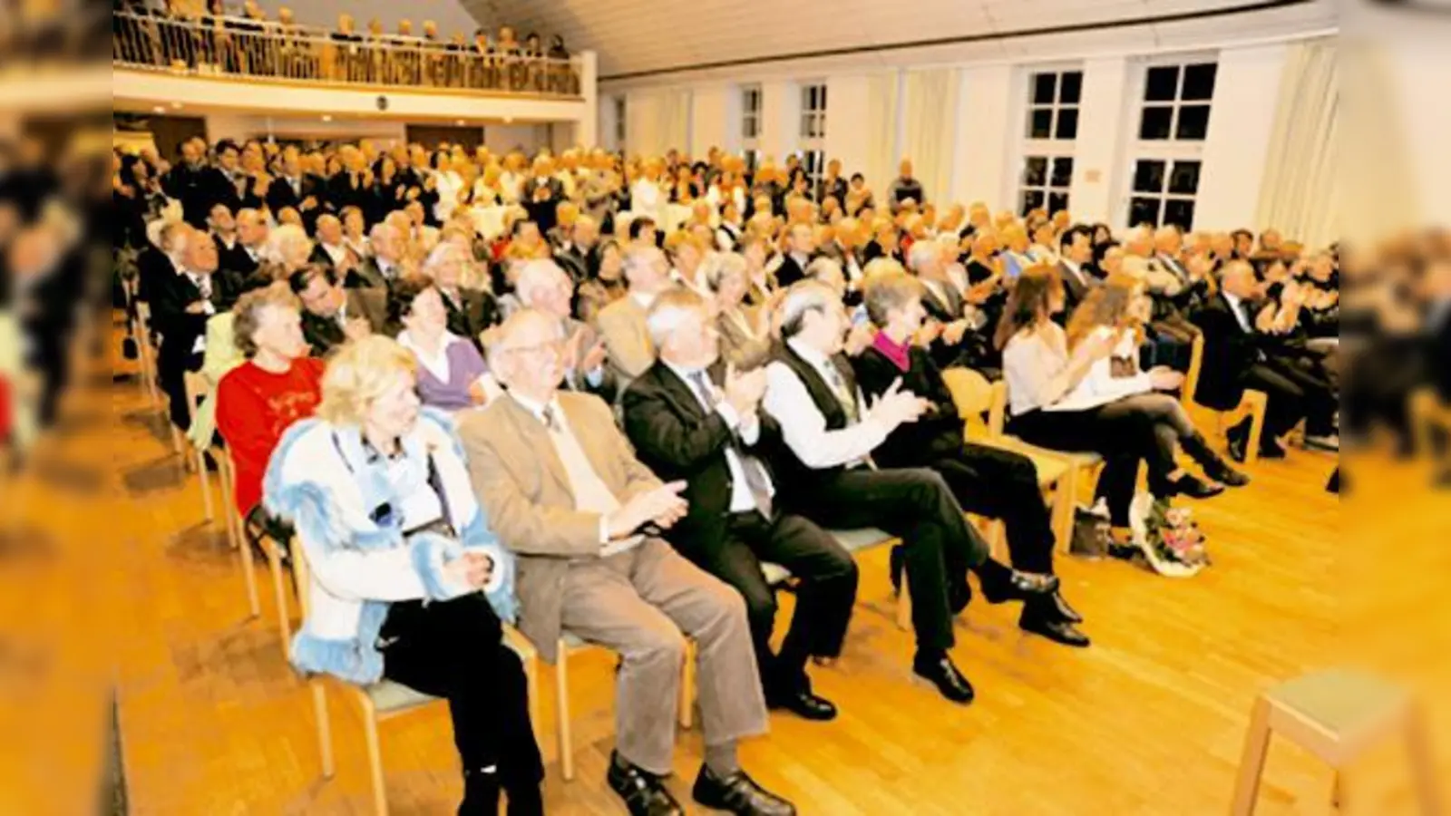 Im voll besetzten Martinstadl plädierte Bürgermeister Piet Mayr für Demokratie.  (Foto: Tränkel)