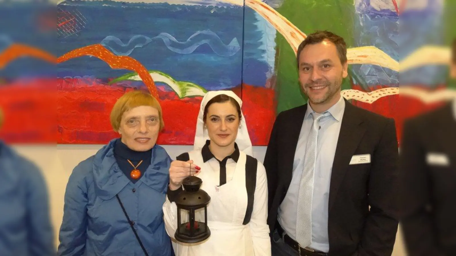 Informierten beim Tag der offenen Tür der Evangelischen PflegeAkademie (von links): Lisa Hirdes, Leiterin der Evangelischen PflegeAkademie, Almira Ibrahimovic, Auszubildende, als Florence Nightingale sowie Florian Walter, Leiter des Evangelischen Pflegezentrums. (Foto: tab)