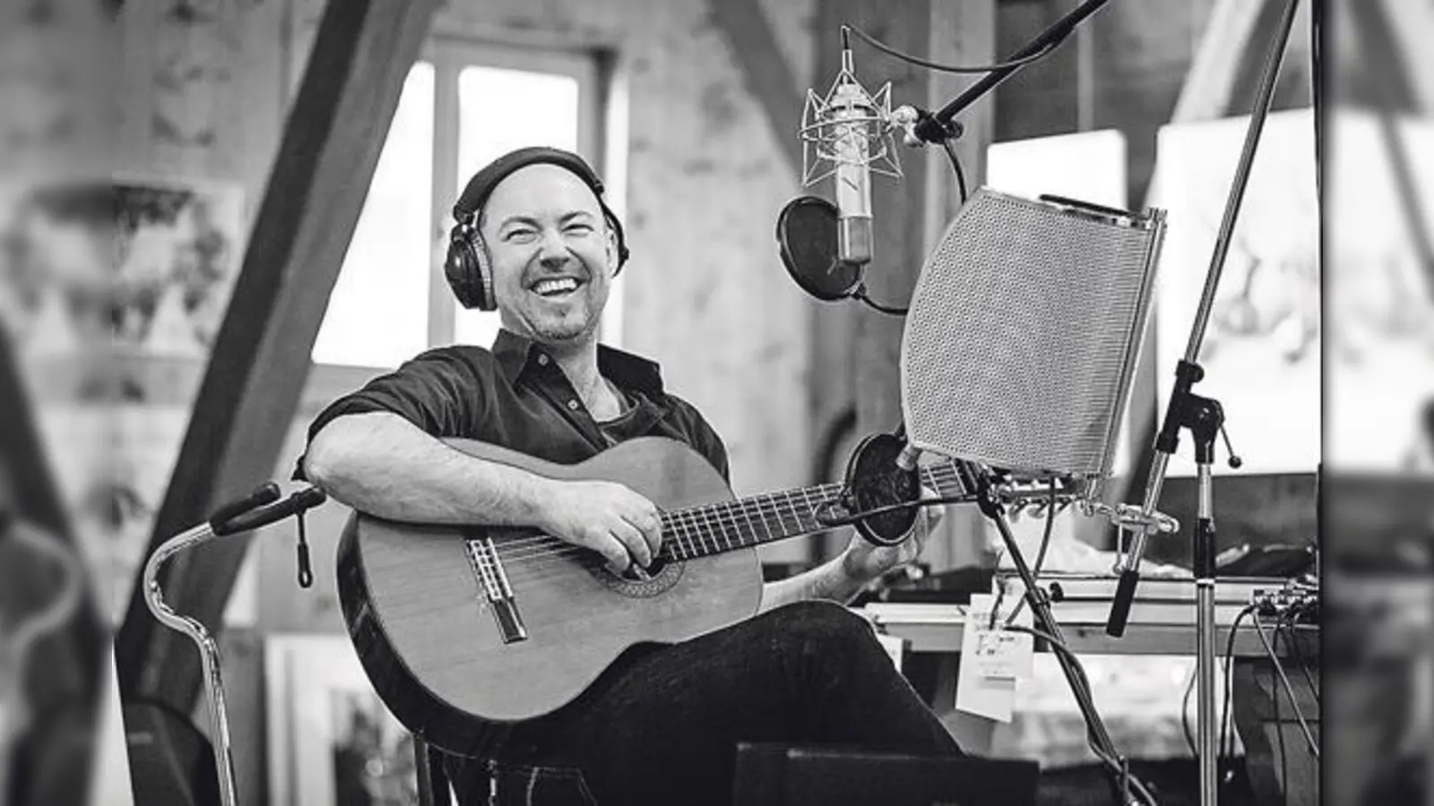 Der Münchner Stefan Noelle ist Chansonwriter, Drummer und Percussionist.	 (Foto: L. Semmelroggen)