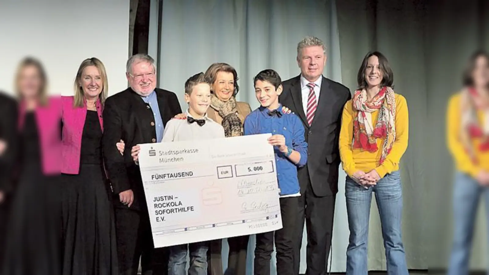 Spendenübergabe in der Mensa für die Orientierungsstufe: Freude bei Rektorin Gedig, Pater Anselm, Alexander, Gisela Rockola, Osama, Dieter Reiter und der neuen Sozialpädagogin Sonja Hell (v. l.). Die Stiftung München legt noch 10.000 Euro drauf.  (F: bus)