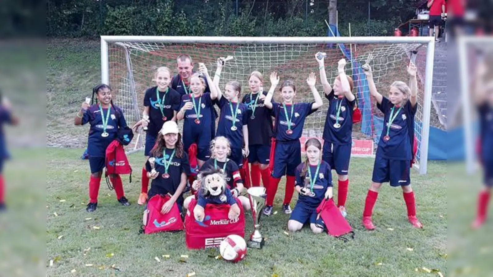 Zeigen stolz ihren Pokal: Die E1-Mädchenmannschaft des FCO mit  ihrem Trainer René Schmidt.	 (Foto: privat)