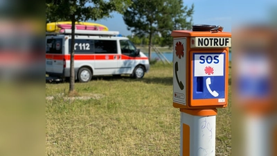 Kann Leben retten: Bei Notfällen sofort die Hilfskräfte über eine der Notrufsäulen am Wasser benachrichtigen! Am Samstag konnte auf diese Weise einem 75-Jährigen geholfen werden.  (Symbolbild: Wasserwacht)