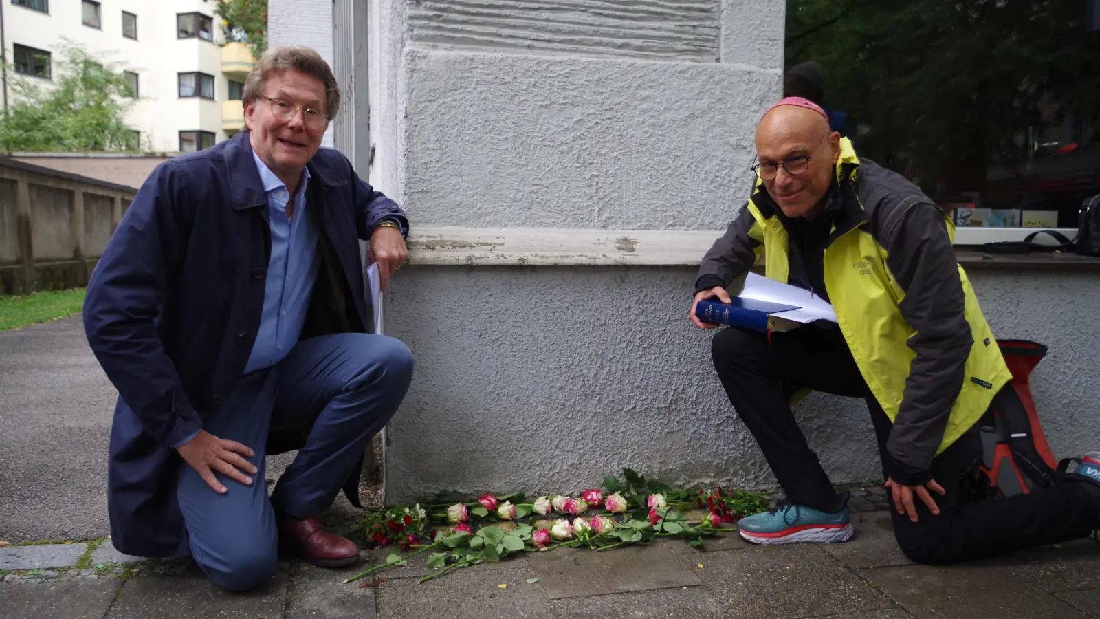 Hauseigentümer Christoph Pöppinghaus (links im Bild) und Terry Schwartzberg, Begründer der Initiative „Stolpersteine e.V.“, geben sechs Stolpersteine in der Volkartstraße 40 frei. (Foto: Beatrix Köber)