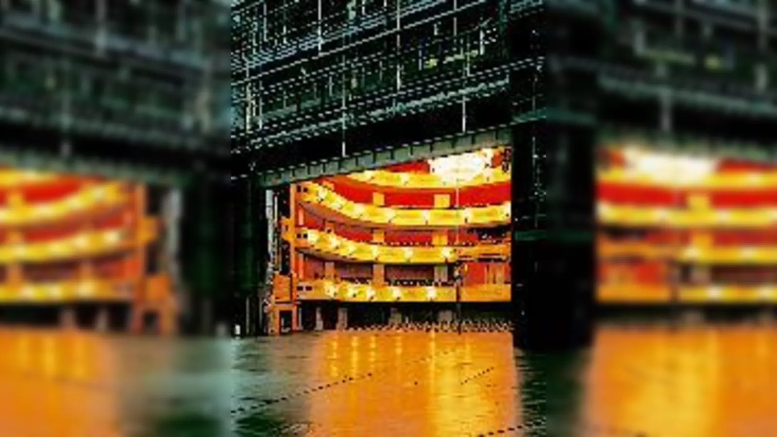 Fast wie in einer Fabrik: Der imposante Bühnenraum des  Gärtnerplatztheaters.	 (Foto: Theater)