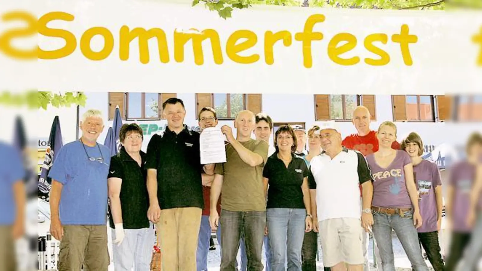 Stolz präsentieren Anton Koller und Roland Henn (Bildmitte) die Satzung des Vereins zur »Förderung der Festkultur in Giesing und Harlaching«.	 (Foto: mst)