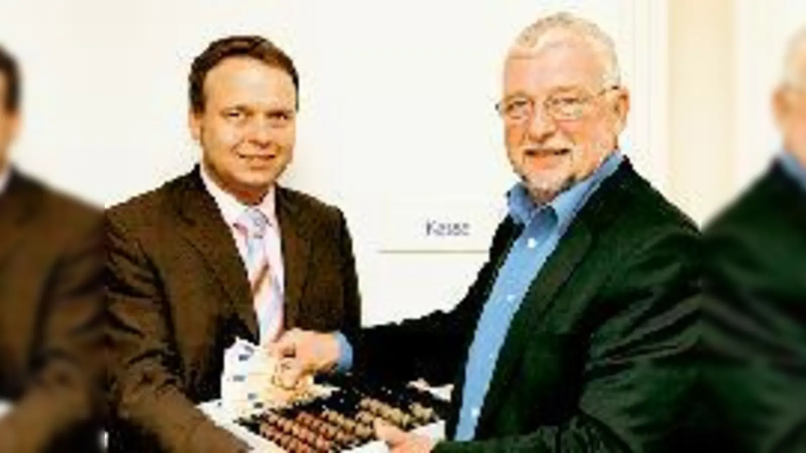 Gemeinde-Kämmerer Günter Rudolf und Haars Erster Bürgermeister Helmut Dworzak freuen sich über eine volle Kasse.  (Foto: Rammelsberger)