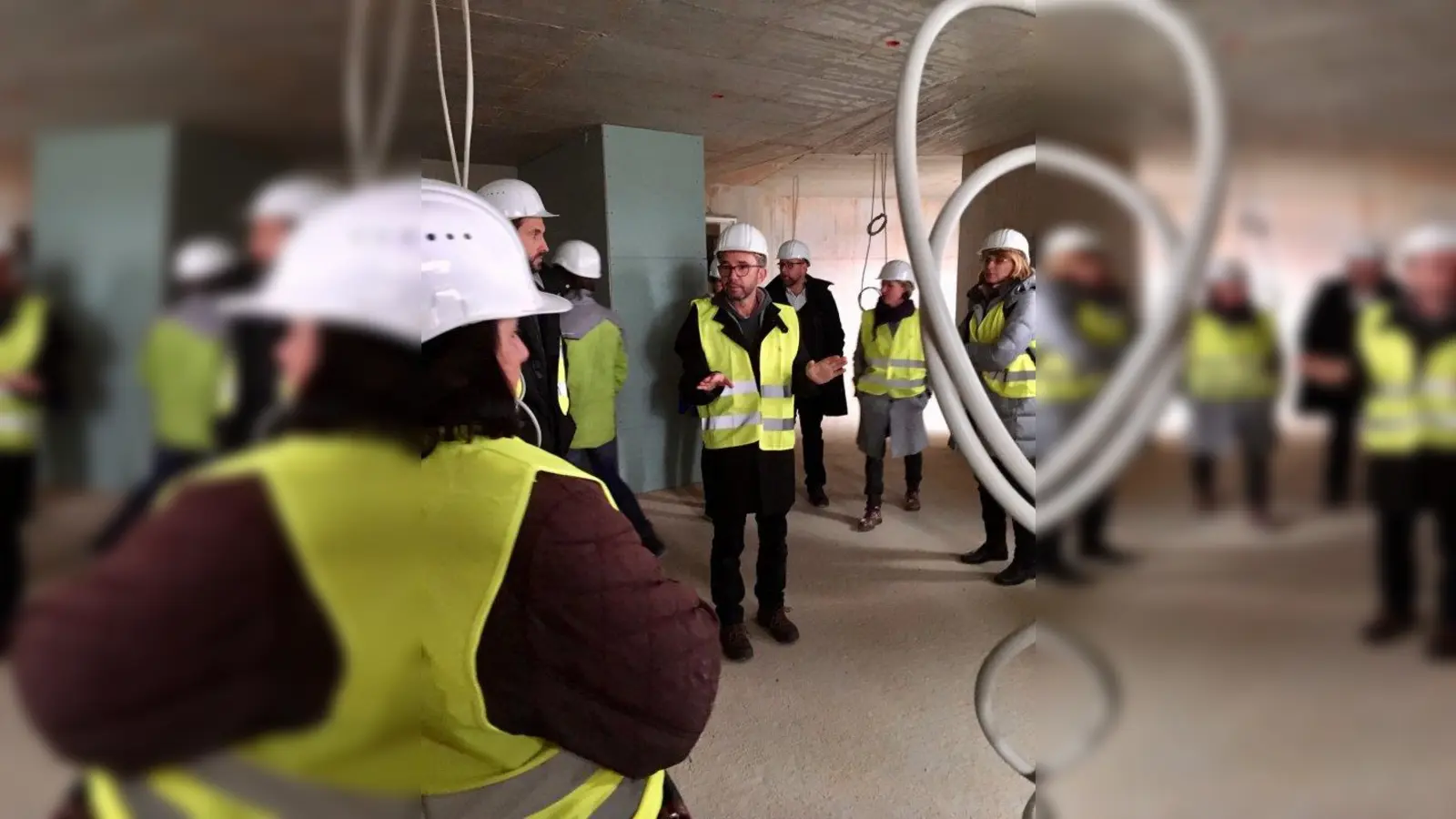 Besichtigung im Rohbau: Einer der Architekten ist Tobias de la Ossa. (Foto: us)