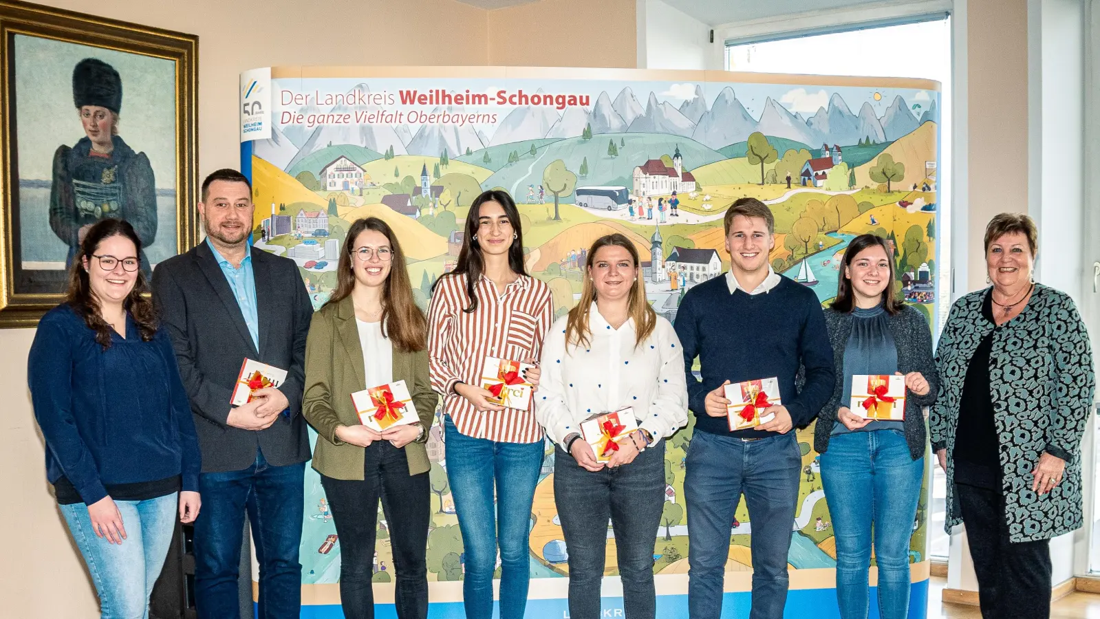 Große Freude über den erfolgreichen Nachwuchs im Landratsamt (von links): Ausbildungsbeauftragte Verena Steidl, Michael Horn, Antonia Eirenschmalz, Magdalena Herz, Katharina Rauch, Korbinian Sachse, Laura Braunegger und Landrätin Andrea Jochner-Weiß (Foto: LRA )