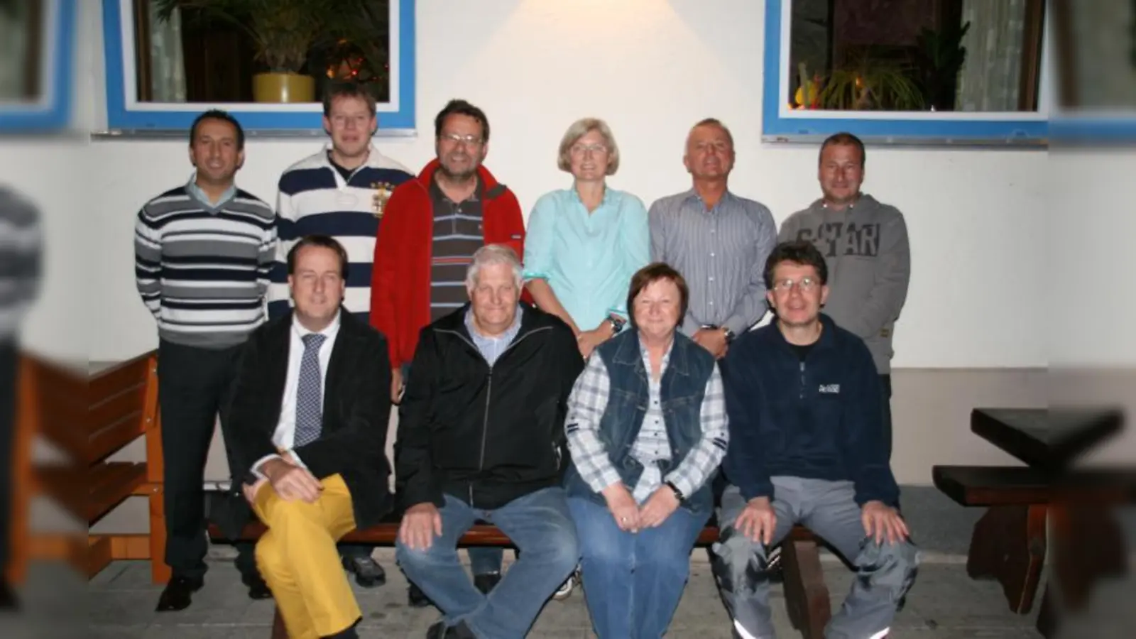 Vito Elettrico vom Werbe-Spiegel (l.) gratulierte den Aubinger Geschäftleuten (hintere Reihe v.l.) Richard Strixner, Thomas Sedlmayer, Birgit Zuleeg, Herbert Heckner, Christian Simon, (vorne v.l.) Holger Fischer, Karl Deutsch, Gertrud Deutsch und Heinz Schermer zur neuen Werbevereinigung „Aubing ist in”. (Foto: pi)