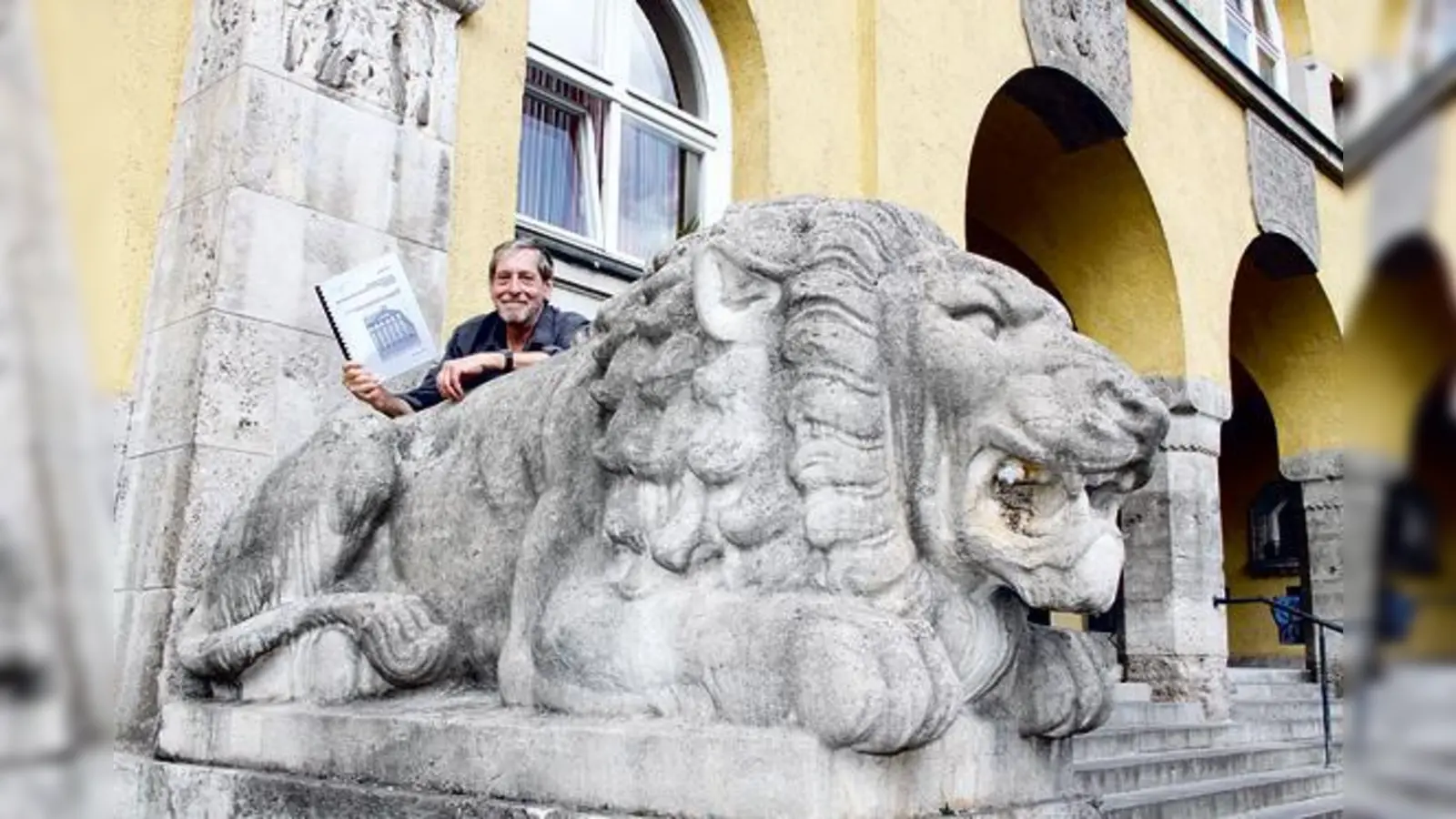 Siegfried Weiß mit seinem Manuskript: In seinem Buch geht es um ehemalige Schüler des Maximiliansgymnasiums, die Künstler wurden. 	 (Foto: ko)