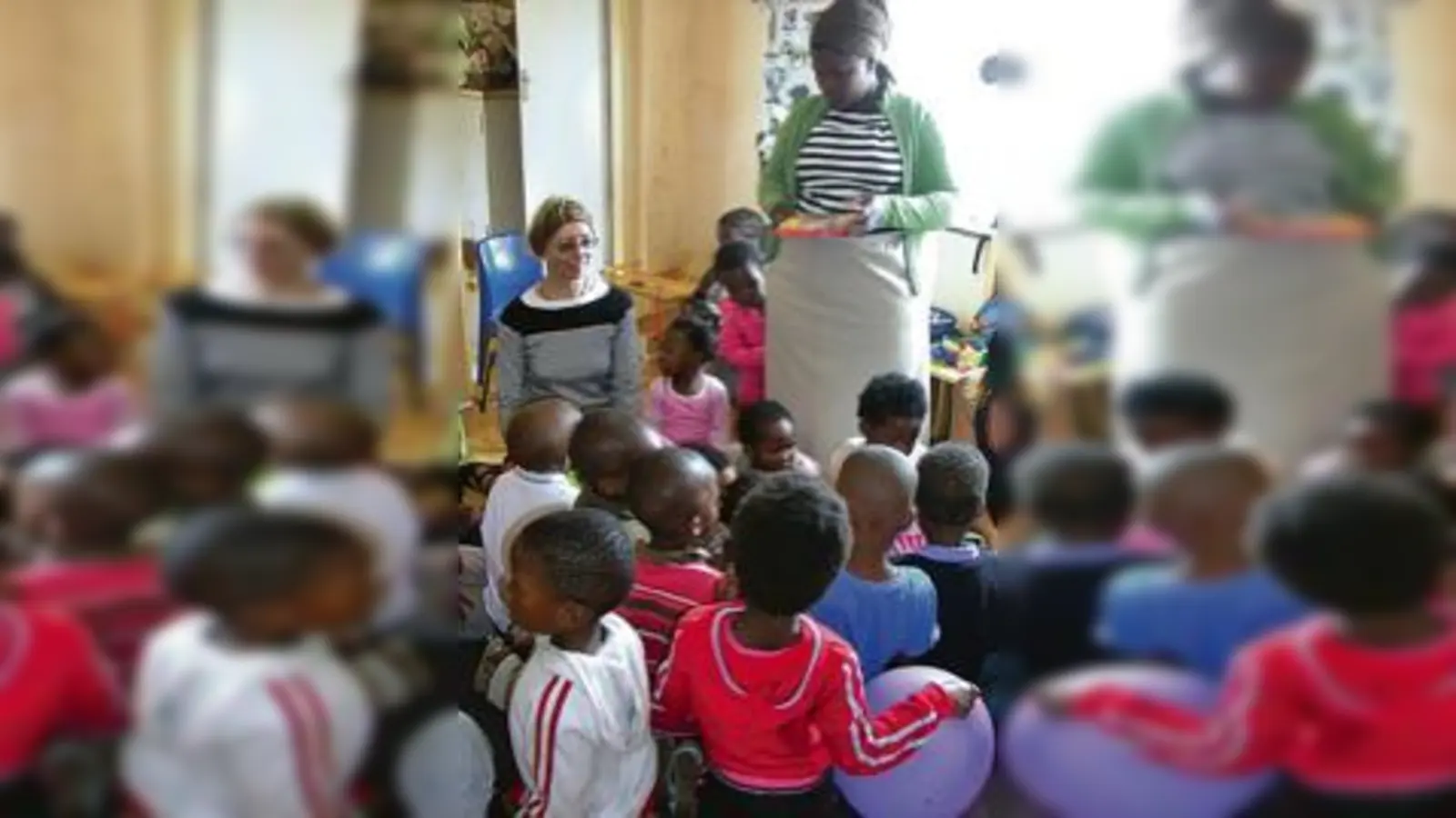 Kinder in Masephumalele freuen sich über Spielzeug aus Unterschleißheim.	  (Foto: Stadt Unterschleißheim)