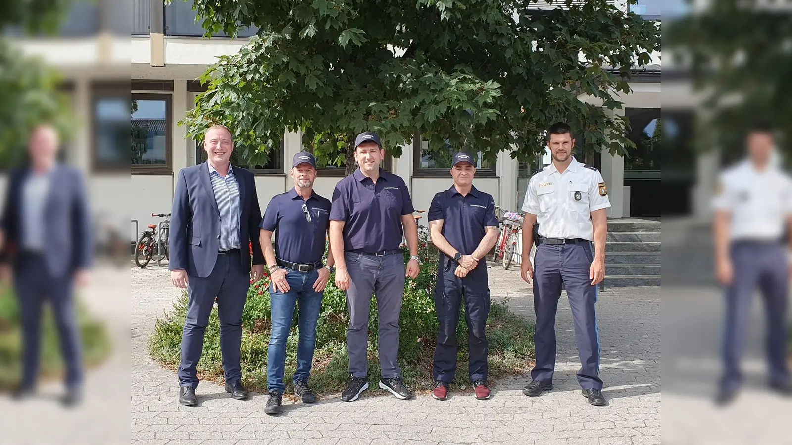 Bürgermeister Leonhard Spitzauer und Polizeioberkommissar Daniel Schubert begrüßten die neuen Mitglieder der Sicherheitswacht: Nikola Herceg, Martin Albert und Robert Schmid. (Foto: Gemeinde Vaterstetten)