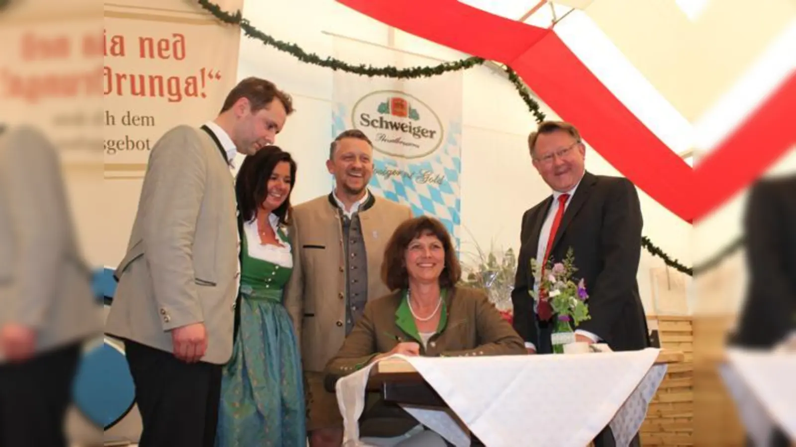 Ilse Aigner beim Eintrag ins Goldene Buch der Marktgemeinde. Mit dabei  Andreas Lenz (MdB), Ortsvorsitzende Walentina Dahms, MdL Thomas Huber und Bürgermeister Georg Hohmann (v. li.). 	 (Foto: Stefan Dohl)